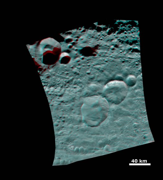 Топография густо кратерированной деформированной местности   На этом трехмерном анаглифическом изображении показана топография густой ячеистой поверхности Весты, полученная с помощью фоторамки на борту космического корабля НАСА Dawn 6 августа 2011 года